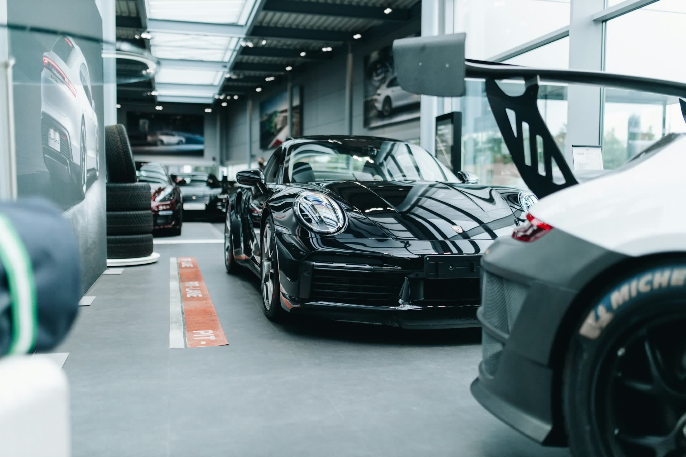 Porsche negro fotografiado en un showroom